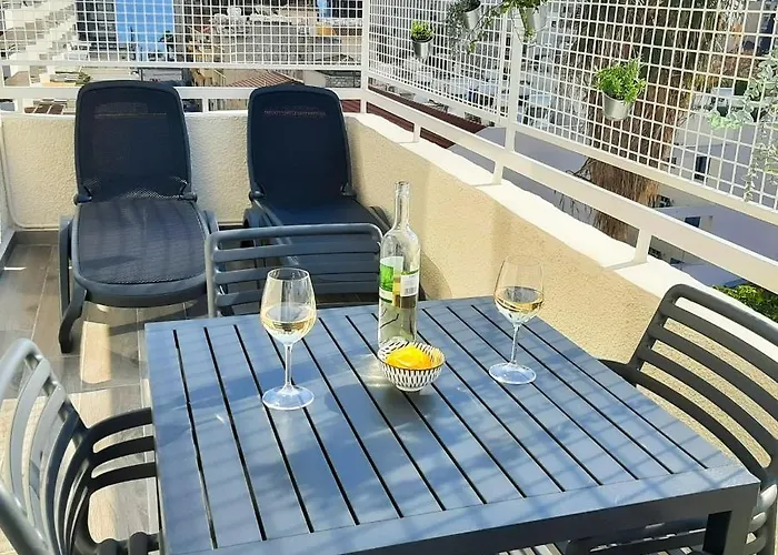 Sea Breeze Central, 2bed Apartment