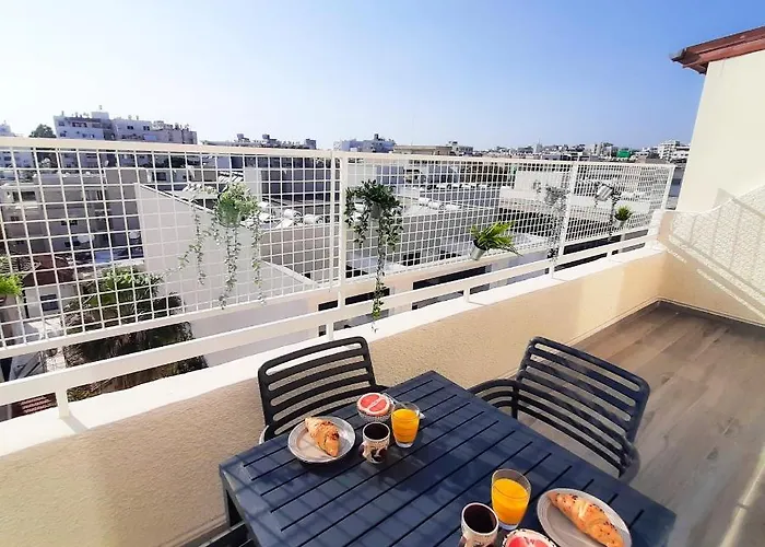 Sea Breeze Central, 2bed Apartment Limassol