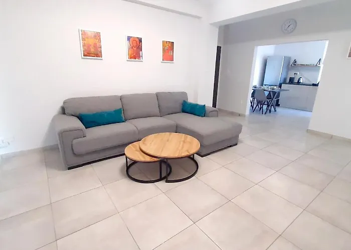 Sea Breeze Central, 2bed Apartment Limassol
